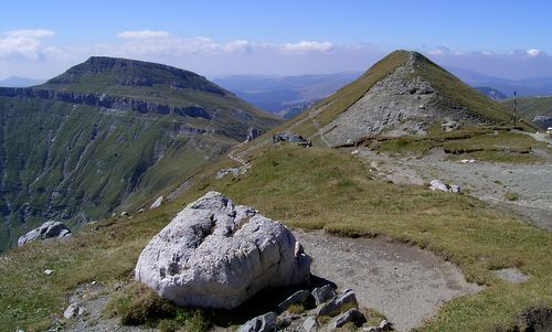 Bucegi Mountains, Romania - two of the highest peaks (Photo: ro.wikipedia / Author: Hardsr / Public Domain / Photo cropped by runinternational.eu)