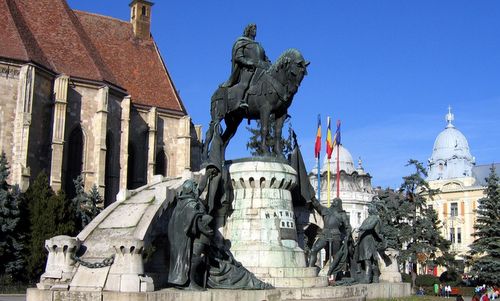 Matthias Corvinus Monument, Cluj-Napoca, Romania (Author: (WT-en) Lucian at English Wikivoyage / Public Domain / photo cropped by runinternational.eu)