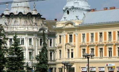Clădirile 'gemene', Piata Unirii, Cluj-Napoca, Romania (Author: Roamata / Romanian Wikipedia / Public Domain)
