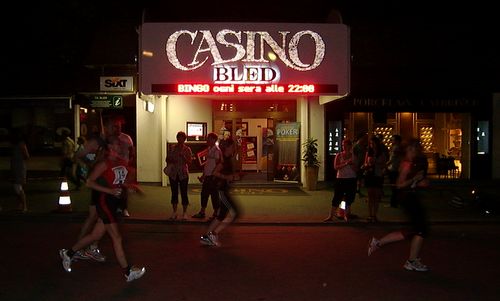 Nočna 10ka, Bled, Slovenia - Runners at Casino Bled (Photo: Copyright © 2011 Hendrik Böttger / runinternational.eu)