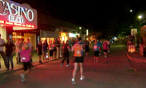 Nočna 10ka, a 10k race at Lake Bled in Slovenia - Runners at Casino Bled (Photo: Copyright © 2020 Hendrik Böttger / runinternational.eu)