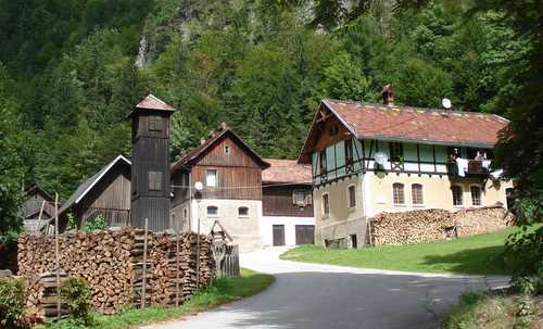 Jelendol, a village near Tržič (Copyright © 2009 Hendrik Böttger / runinternational.eu)