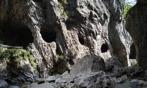 The 19th-century road tunnel through the Dovžan Gorge (Dovžanova soteska) in Slovenia (Copyright © 2014 Hendrik Böttger / runinternational.eu)