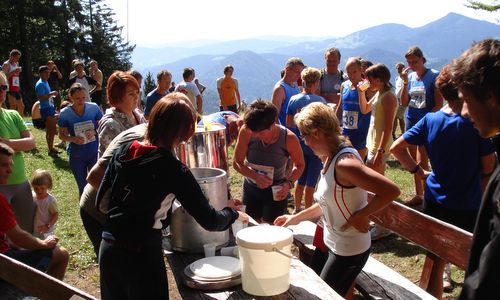 Tek na Dražgoško goro: Drinks after the race (Copyright © 2018 Hendrik Böttger / runinternational.eu)