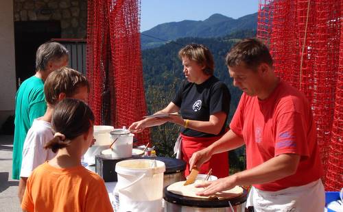 Tek na Dražgoško goro - pancakes in Dražgoše (Copyright © 2009 runinternational.eu)