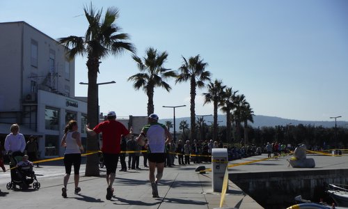 Istrski Maraton - Istrian Marathon - runners on the seaside promenade of Koper, Slovenia (Copyright © 2016 Hendrik Böttger / runinternational.eu)