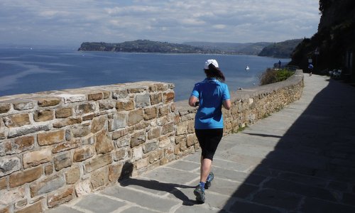 Istrski maraton - The marathon route runs along the town walls of Piran (Copyright © 2015 Hendrik Böttger / runinternational.eu)