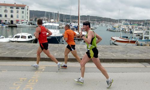 Martinov tek - runners at the harbour of Izola, Slovenia (Copyright © 2016 Hendrik Böttger / runinternational.eu)