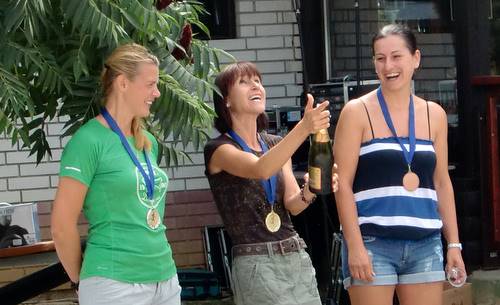 Tek Veronike Deseniške 2011, Nataša Aljančič celebrates with Marta Plahuta and Špela Novak (Copyright © 2011 runinternational.eu)