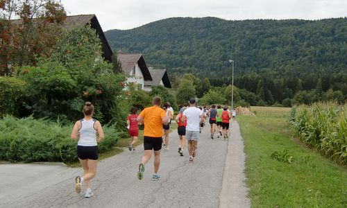 Tek Veronike Deseniške — runners in the village of Breg pri Kočevju, Slovenia (Photo: Copyright © 2017 Hendrik Böttger / runinternational.eu)