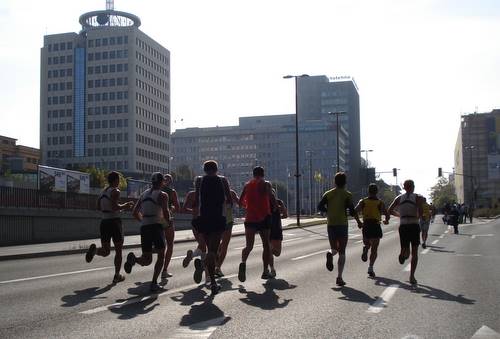 14th Ljubljana Marathon: 1km to go to the finish line (Photo: Copyright © 2009 Hendrik Böttger / runinternational.eu)