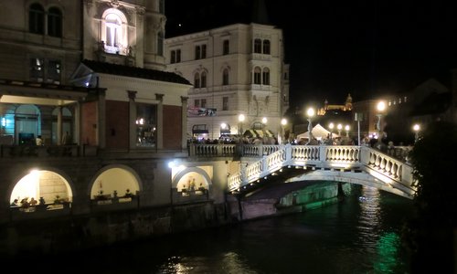 Tromostovje (Triple Bridge) at night, Ljubljana, Slovenia - Copyright © 2014 Hendrik Böttger / runinternational.eu)