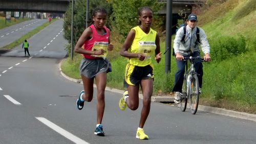 Tiruwork Mekonnen and Konjit Biruk in the Ljubljana Marathon 2010 (Copyright © 2009-2010 runinternational.eu)