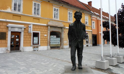 Statue of Jože Kerenčič, Kerenčičev trg, Ormož, Slovenia (Copyright © 2017 Hendrik Böttger / runinternational.eu)