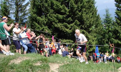 Gorski tek na Osolnik - Osolnik Mountain Race, Slovenia - supporters line the course (Copyright © 2014 Hendrik Böttger / Run International EU)