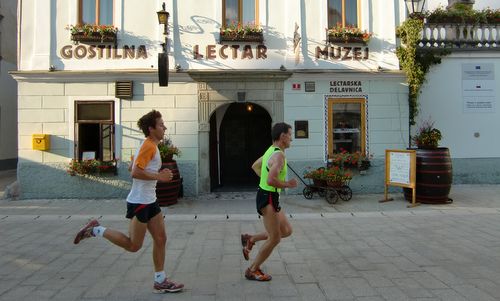 Radol'ška 10ka (Radovljica 10k race), Slovenia — runners pass the Gostilna Lectar restaurant (Copyright © 2017 Hendrik Böttger / runinternational.eu)