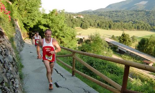 Radol'ška 10ka (Radovljica 10k race), Slovenia — two runners with the Sava Valley in the background (Copyright © 2017 Hendrik Böttger / runinternational.eu)