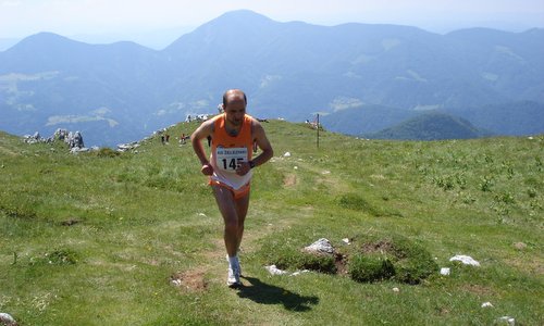 Tek na Ratitovec, Slovenia - a mountain runner approaches the finish at the Krekova koča hut (Copyright © 2017 Hendrik Böttger / runinternational.eu)