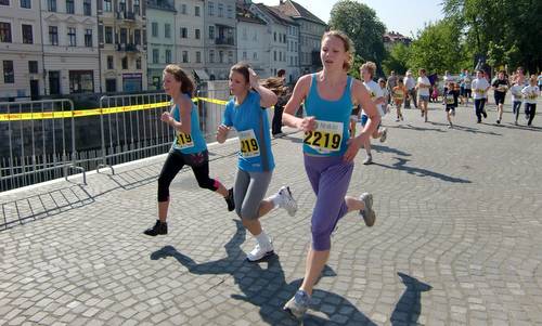 Tek trojk, Ljubljana, Slovenia - a team of three runners on the River Ljubljanica (Copyright © 2015 Hendrik Böttger / runinternational.eu)