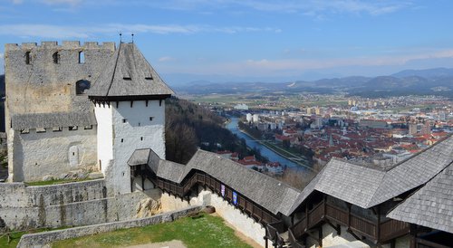 Celje as seen from Celje Castle (Author: Boris Maric / commons.wikimedia.org / CC0 1.0 Universal Public Domain Dedication / photo cropped by runinternational.eu)