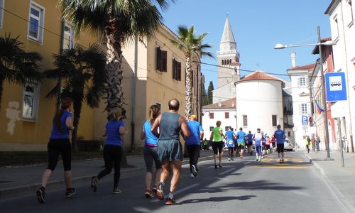 Istrski Maraton, Slovenia - runners in the Old Town of Koper (Copyright © 2019 Hendrik Böttger / runinternational.eu)