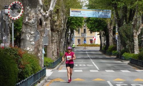 Istrski maraton, Slovenia - a runner in Izola (Copyright © 2016 Hendrik Böttger / runinternational.eu)