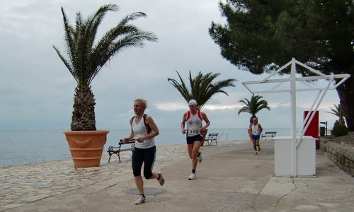 Martinov tek, Izola, Slovenia - runners on the seaside promenade (Photo: Copyright © 2018 Hendrik Böttger / runinternational.eu)