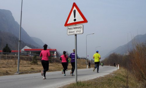 Pomladni tek - 10k runners on Spodnji Plavž in the western part of Jesenice, Slovenia (Photo: Copyright © 2018 Hendrik Böttger / runinternational.eu)