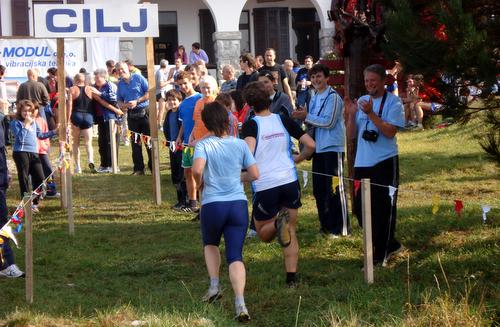 Tek na Nanos, finish at the hunting lodge (Copyright © 2009 Hendrik Böttger / runinternational.eu)
