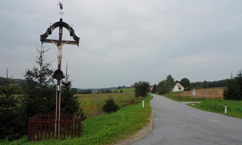 Ormoški polmaraton - course photo: a wayside cross in Gornji Klučarovci, Slovenia (Photo: Copyright © 2018 Hendrik Böttger / runinternational.eu)