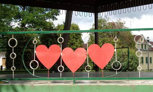 Three hearts at the bandstand in the spa park of Radenci, Slovenia (Copyright © 2020 Hendrik Böttger / runinternational.eu)