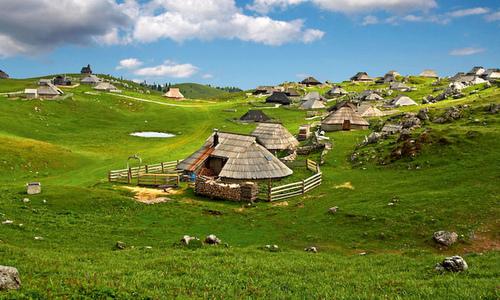 Velika planina, Slovenia (Author: Velikaplanina / commons.wikimedia.org / public domain / image modified by runinternational.eu)