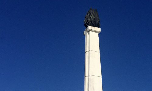 Eternal Flame monument, Park of Friendship, Belgrade (Photo: Author: Aleksamil / commons.wikimedia.org / Creative Commons CC0 1.0 Universal Public Domain Dedication / photo modified by runinternational.eu)