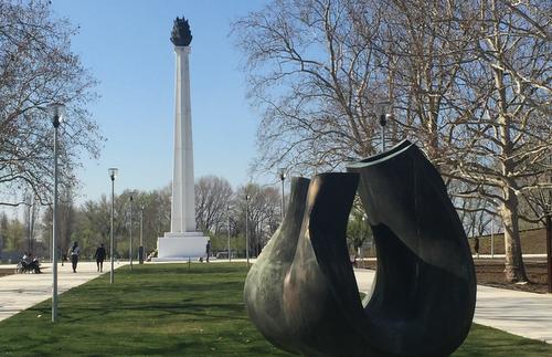 Open Form (Flame Flower) sculpture by Lidija Mišić, Park of Friendship, Belgrade (Photo: Author: Aleksamil / commons.wikimedia.org / Creative Commons CC0 1.0 Universal Public Domain Dedication / image modified by runinternational.eu)