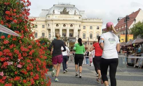 Bratislava Marathon - runners at the old Slovak National Theatre (Copyright © 2016 Hendrik Böttger / runinternational.eu)