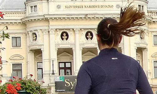 A runner passes the Slovak National Theatre in Bratislava, Slovakia (Copyright © 2017 Hendrik Böttger / runinternational.eu)