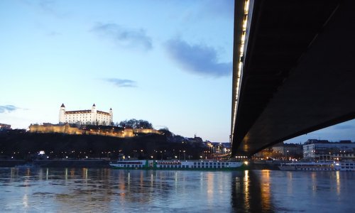 Most SNP and Bratislava Castle, Slovakia (Copyright © 2015 Hendrik Böttger / runinternational.eu)