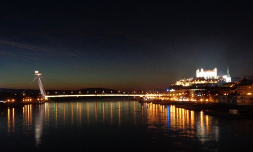 Bratislava at night - The Castle and Most SNP as seen from Starý Most (Copyright © 2018 Hendrik Böttger / runinternational.eu)