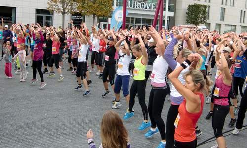 Ženský beh Bratislava, warm-up aerobics (Copyright © 2013 Hendrik Böttger / Run International EU)