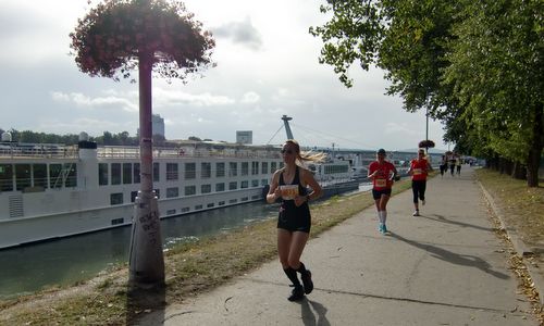 The dm ženský beh (women's run) in Bratislava, Slovakia, takes runners along the banks of the River Danube -- Copyright © 2018 Hendrik Böttger / runinternational.eu
