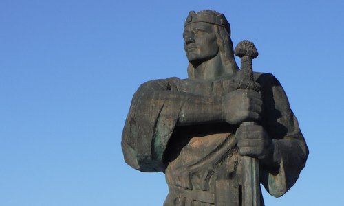 Statue of Prince Pribina (knieža Pribina) in Nitra, Slovakia (Copyright © 2017 Hendrik Böttger / runinternational.eu)