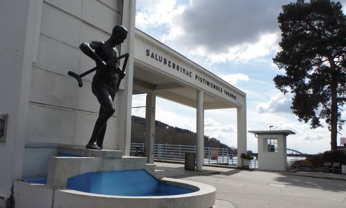 The crutch-breaker statue (Barlolámač) in Piešťany, Slovakia (Copyright © 2016 Hendrik Böttger / runinternational.eu)