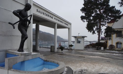 Kolonádový most and Barlolamač statue, Piešťany, Slovakia (Copyright © 2015 Hendrik Böttger / runinternational.eu)