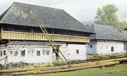 Čičmany, Slovakia, ca. 1908 (Author: Karel Dvořák / https://www.webumenia.sk/dielo/SVK:SNG.UP-DK_3849 / public domain / image modified by runinternational.eu)