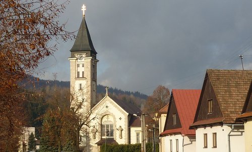 Church of Saints Cyril and Methodius in Terchová, Slovakia (Author: Kenad / Source: commons.wikimedia.org / public domain / photo modified by runinternational.eu)