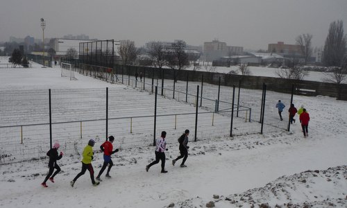 Trnavská bežecká trilógia - Participants run around the football pitch of the športový areál AŠK Slávia Trnava in Slovakia (Copyright © 2015 Hendrik Böttger / runinternational.eu)