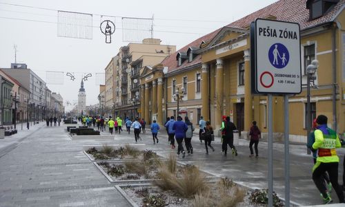 Trnavský novoročný beh 2016 - The route runs through the pedestrianized town centre of Trnava, Slovakia (Copyright © 2016 Hendrik Böttger / runinternational.eu)