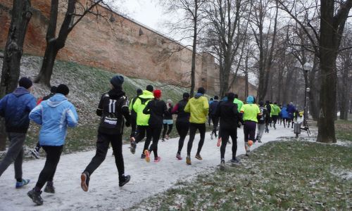 Trnavský novoročný beh 2016 - Trnava New Year's Race - runners at the town walls of Trnava, Slovakia (Copyright © 2016 Hendrik Böttger / runinternational.eu)