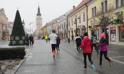 Trnavský novoročný beh 2016 - runners in the pedestrianized town centre of Trnava, Slovakia (Copyright © 2016 Hendrik Böttger / runinternational.eu)